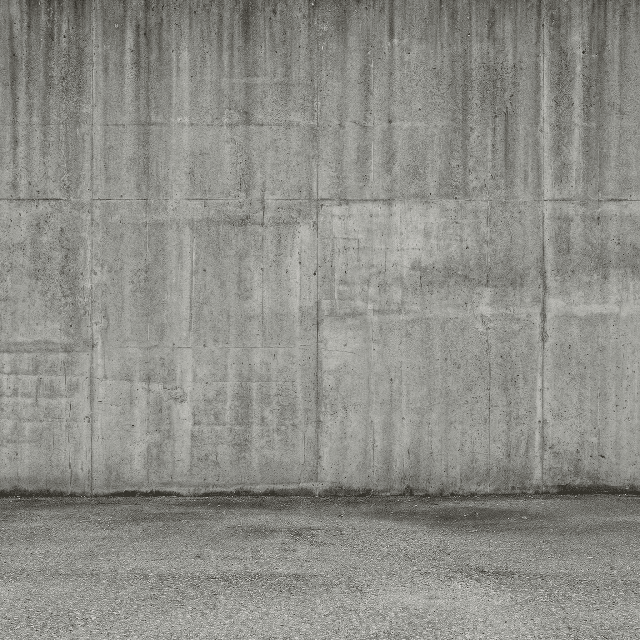 Before: 灰色の工場壁